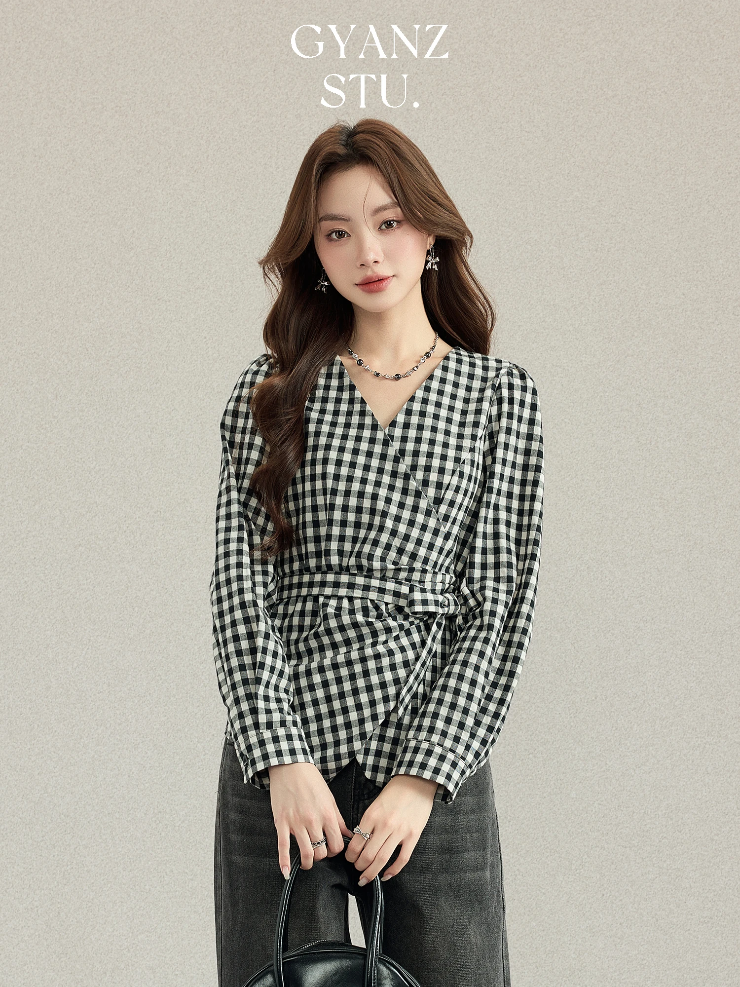Gao Yanzhi Retro Plaid V-ne Long Sve irt Women's Early Autumn New Design Sense Belt Waist-cinching Top Girls Faion
Gao Yanzhi Retro Plaid V-ne Long Sve irt Women's Early Autumn New Design Sense Belt Waist-cinching Top Girls Faion