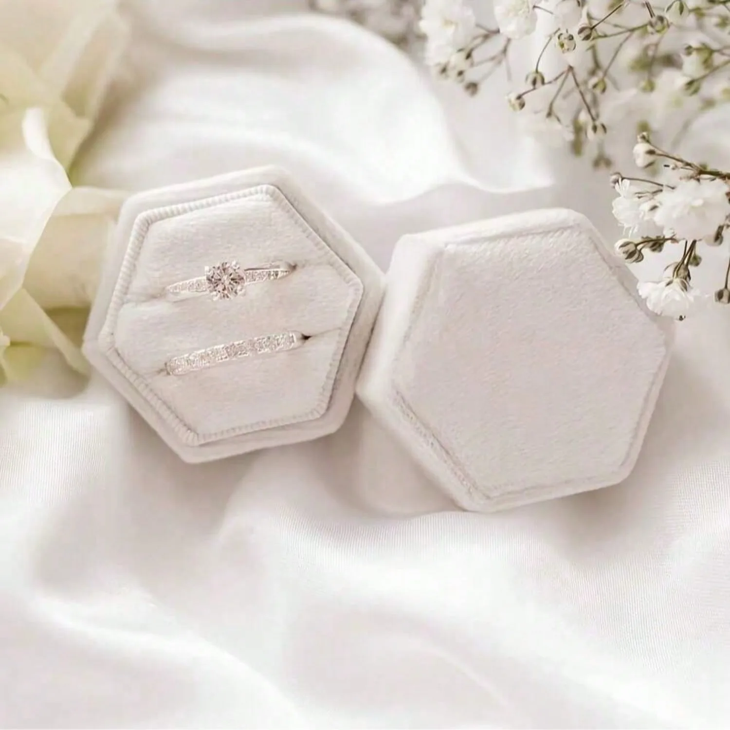 1pc Elegant Hexagon Velvet Ring Display Box, White Engagement Wedding Ceremony Commemorative Box, Dual Slot Wedding Band Storage
1pc Elegant Hexagon Velvet Ring Display Box, White Engagement Wedding Ceremony Commemorative Box, Dual Slot Wedding Band Storage