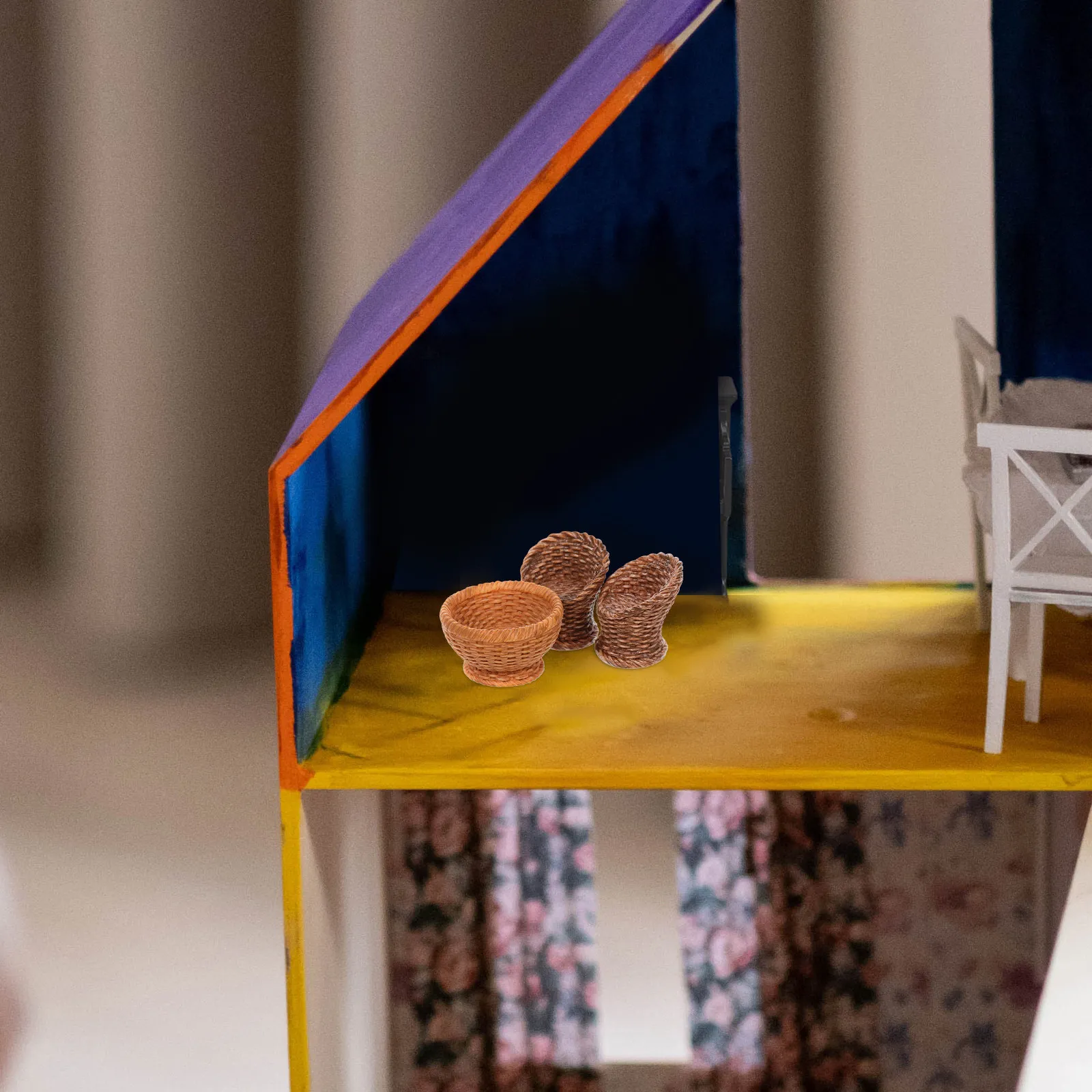 1Set Miniature Dollhouse Basket and Mini Chair Set Highly Detailed Woven Design Decorative Display Piece Warm Atmosphere Mini
1Set Miniature Dollhouse Basket and Mini Chair Set Highly Detailed Woven Design Decorative Display Piece Warm Atmosphere Mini