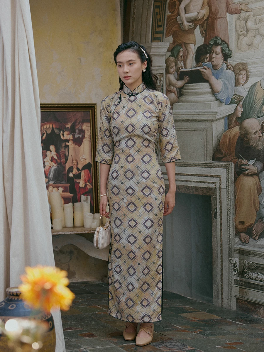 Длинное платье-ципао Jiumei для весны и осени с разрезом и вставкой, традиционное китайское платье для повседневной носки, длина до середины икры.
Длинное платье-ципао Jiumei для весны и осени с разрезом и вставкой, традиционное китайское платье для повседневной носки, длина до середины икры.