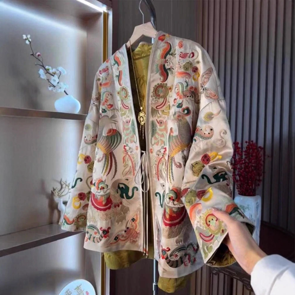 Роскошная вышитая куртка в китайском стиле Тан, костюм Ханьфу, женская осенне-зимняя новая куртка, пальто Ципао, улучшенная новая китайская модель
Роскошная вышитая куртка в китайском стиле Тан, костюм Ханьфу, женская осенне-зимняя новая куртка, пальто Ципао, улучшенная новая китайская модель