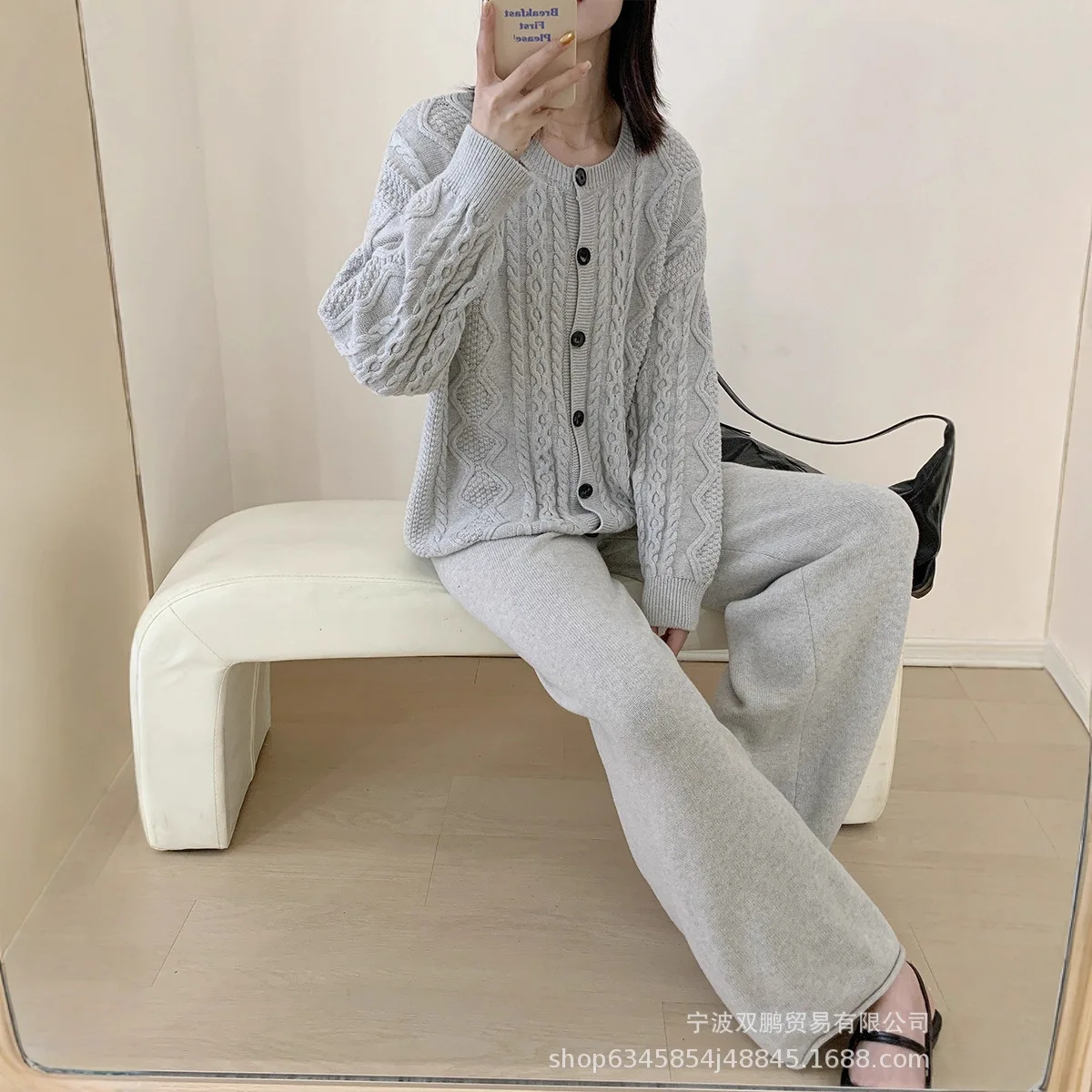 Новый модный и универсальный костюм из двух предметов: вязаный кардиган с круглым вырезом и брюки.
Новый модный и универсальный костюм из двух предметов: вязаный кардиган с круглым вырезом и брюки.