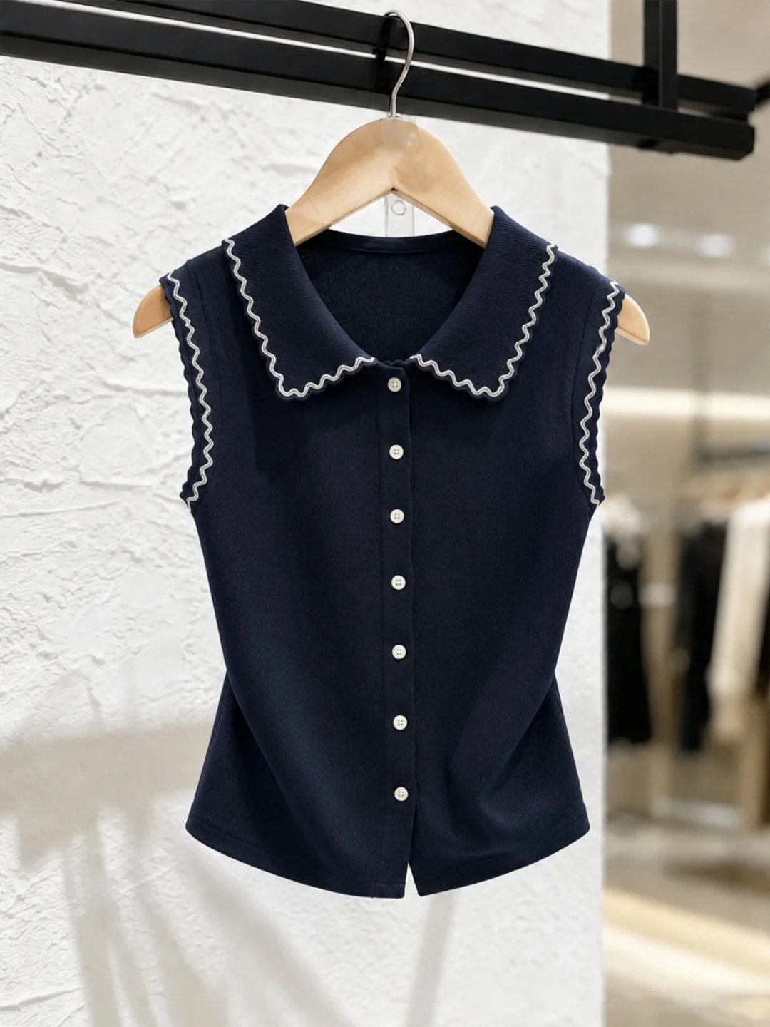 Summer New Design Neck Ice Silk Knitted Vest Women's Sleeveless Top Commute Style Regular Length Button Detail
Summer New Design Neck Ice Silk Knitted Vest Women's Sleeveless Top Commute Style Regular Length Button Detail