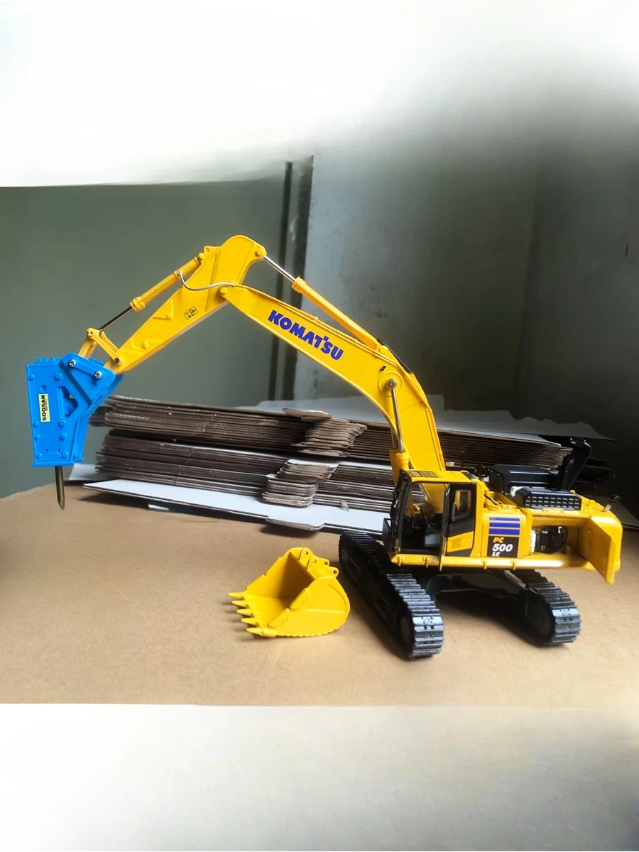 Модель молоткового экскаватора KOMATSU PC520LC-11MO синего цвета из сплава 500 Кореи Шушань.
Модель молоткового экскаватора KOMATSU PC520LC-11MO синего цвета из сплава 500 Кореи Шушань.