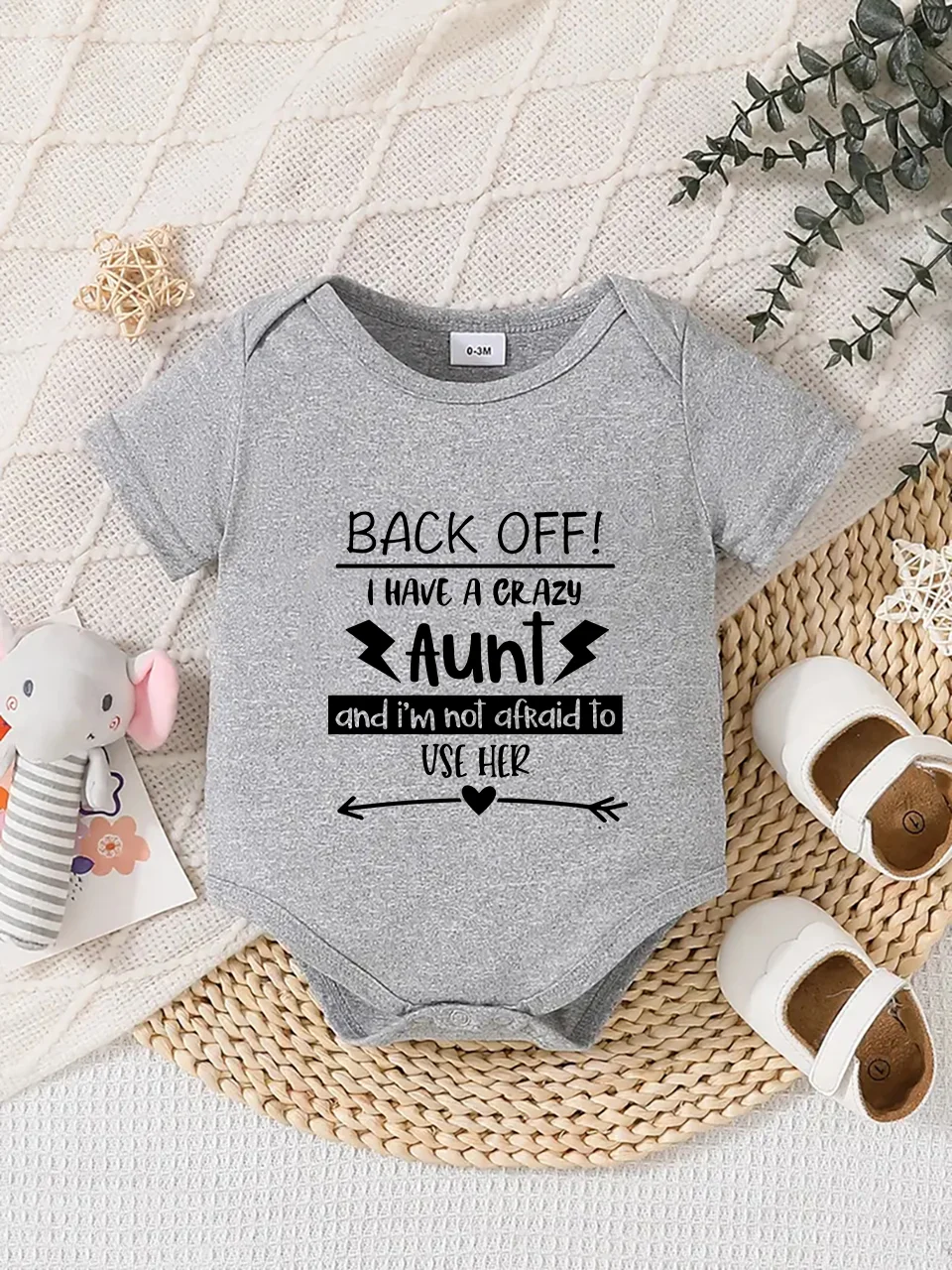 Playful letter-printed baby short-sleeve triangle bodysuit. Button closure for easy dressing, machine washable
Playful letter-printed baby short-sleeve triangle bodysuit. Button closure for easy dressing, machine washable