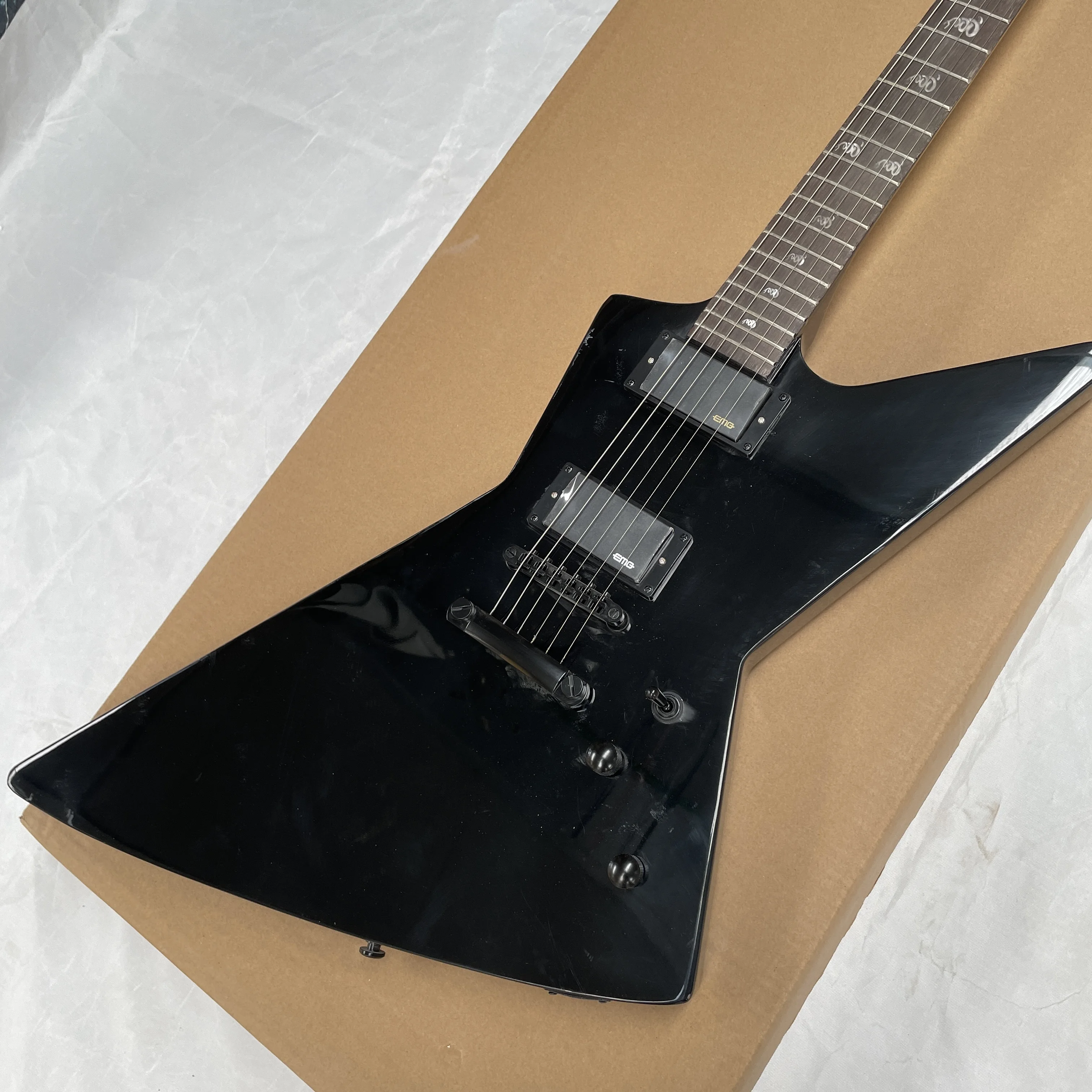 6-string black electric guitar, double-coil pickup fixed bridge guitars, 22-fret rosewood fingerboard guitarra
6-string black electric guitar, double-coil pickup fixed bridge guitars, 22-fret rosewood fingerboard guitarra