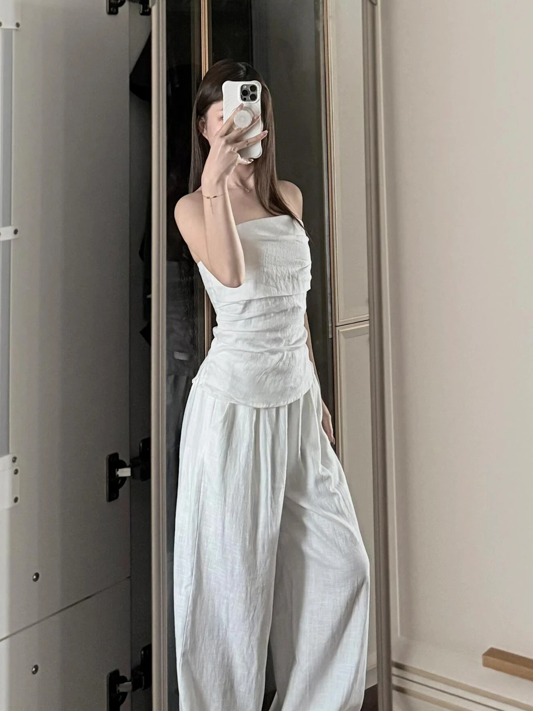 Elegant White Strapless Top High Waist Wide Leg Pants Two Piece Set Women's Summer Fashion Minimalist Loose Feelings Ensemble
Elegant White Strapless Top High Waist Wide Leg Pants Two Piece Set Women's Summer Fashion Minimalist Loose Feelings Ensemble
