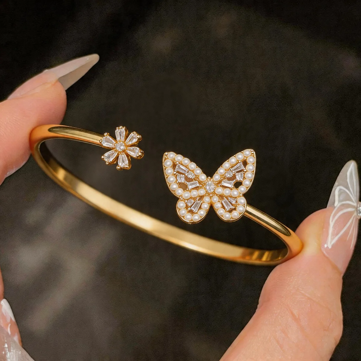 Flower Butterfly Bangle for Women Luxury Fashion Jewelry Gift Gold Color Copper Cubic Zirconia Faux Pearl Cuff Bracelet
Flower Butterfly Bangle for Women Luxury Fashion Jewelry Gift Gold Color Copper Cubic Zirconia Faux Pearl Cuff Bracelet