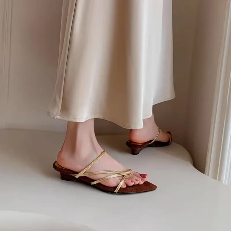 2026 Summer Sandals Women's Sandals Simple Low Heel Gold Silver Comfortable New Style Thin Belt Women's High Heels
2026 Summer Sandals Women's Sandals Simple Low Heel Gold Silver Comfortable New Style Thin Belt Women's High Heels