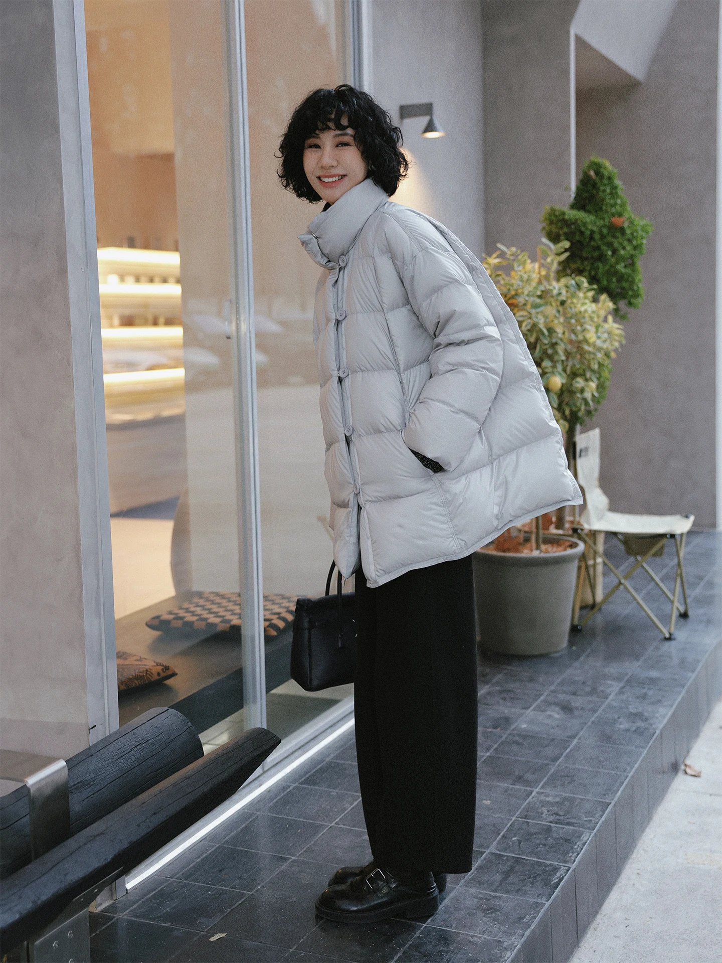 Женское пуховое пальто средней длины с воротником-стойкой, наполненное 90% белым гусиным пухом и полиэстером, повседневное
Женское пуховое пальто средней длины с воротником-стойкой, наполненное 90% белым гусиным пухом и полиэстером, повседневное