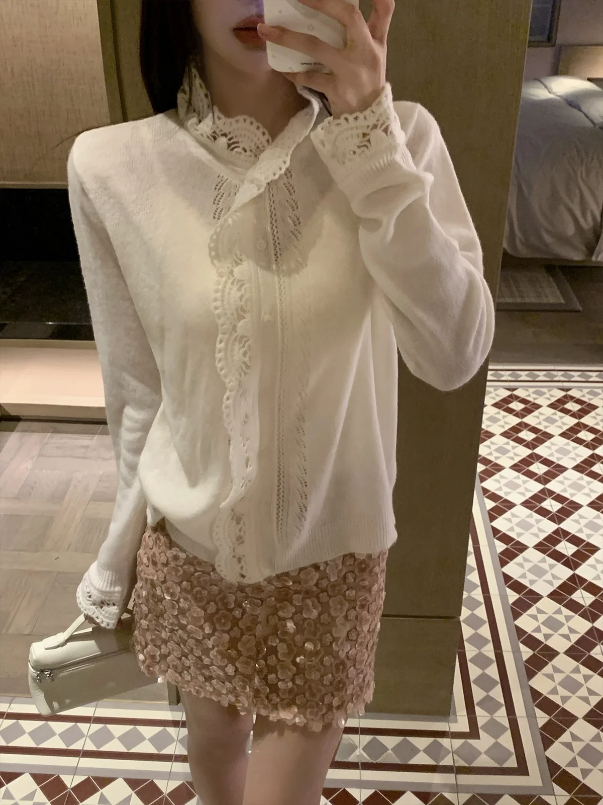 Белый вязаный свитер UVPU с ажурным воротником и длинными рукавами для женщин, весенний кардиган Cleanfit с пуговицами
Белый вязаный свитер UVPU с ажурным воротником и длинными рукавами для женщин, весенний кардиган Cleanfit с пуговицами