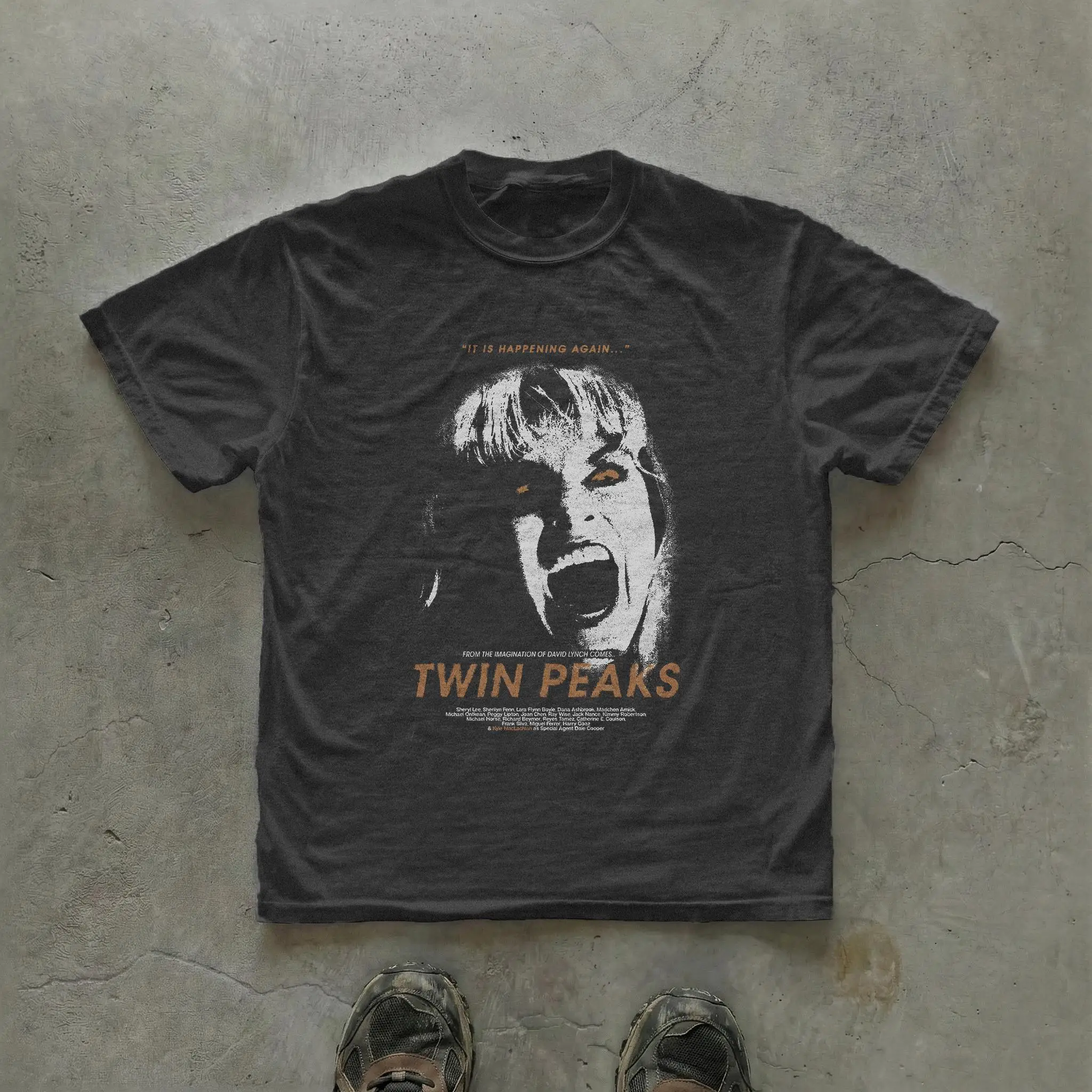 Женская летняя футболка оверсайз с винтажным принтом Twin Peaks, хлопковая, дышащая, стильная, универсальная, в уличном стиле
Женская летняя футболка оверсайз с винтажным принтом Twin Peaks, хлопковая, дышащая, стильная, универсальная, в уличном стиле
