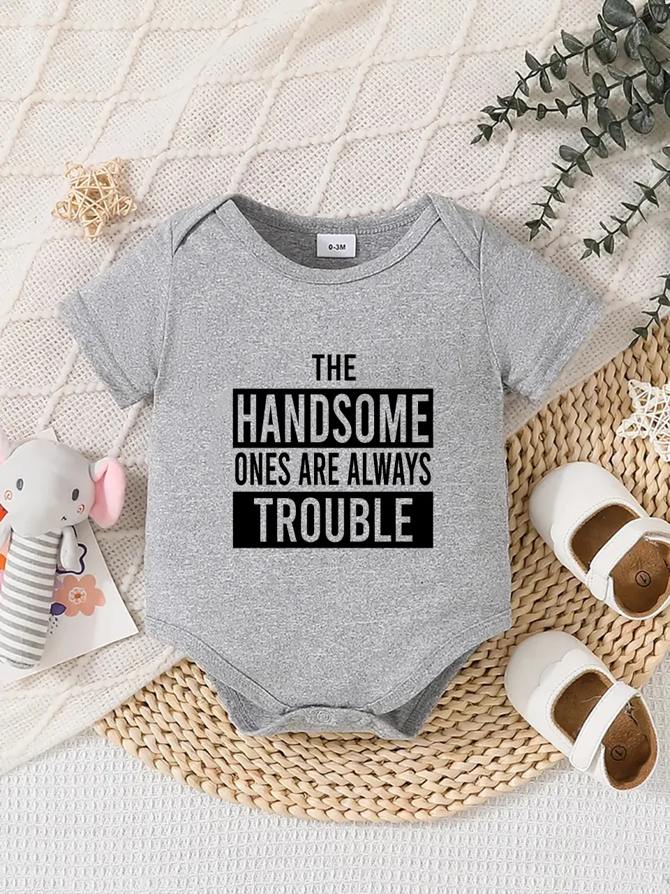 Baby short-sleeved triangle bodysuit, fun letter print, button design, easy to care for, suitable for new parents.
Baby short-sleeved triangle bodysuit, fun letter print, button design, easy to care for, suitable for new parents.