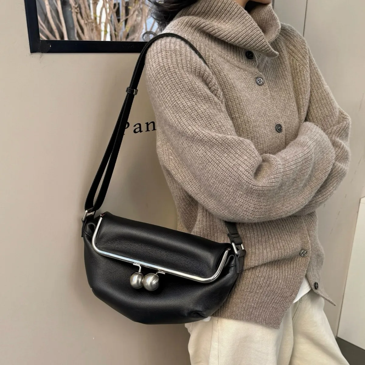 FIRMRANCH 2026 Spring Exquisite Petite Clip Bag Classic Black Cowhide Women's Shoulder Crossbody Purse Cute Semi-Circular Design
FIRMRANCH 2026 Spring Exquisite Petite Clip Bag Classic Black Cowhide Women's Shoulder Crossbody Purse Cute Semi-Circular Design