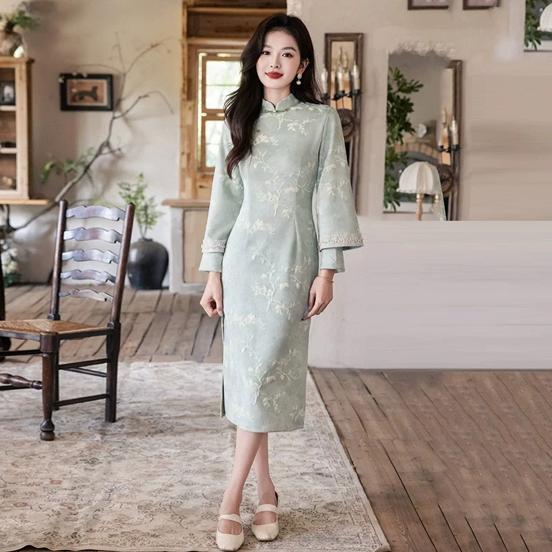 New Chinese Style Fashion Young Suede Single layer Long Cheongsam 2025 Autumn Chinese Dress Tradition Mandarin Collar Qipao
New Chinese Style Fashion Young Suede Single layer Long Cheongsam 2025 Autumn Chinese Dress Tradition Mandarin Collar Qipao