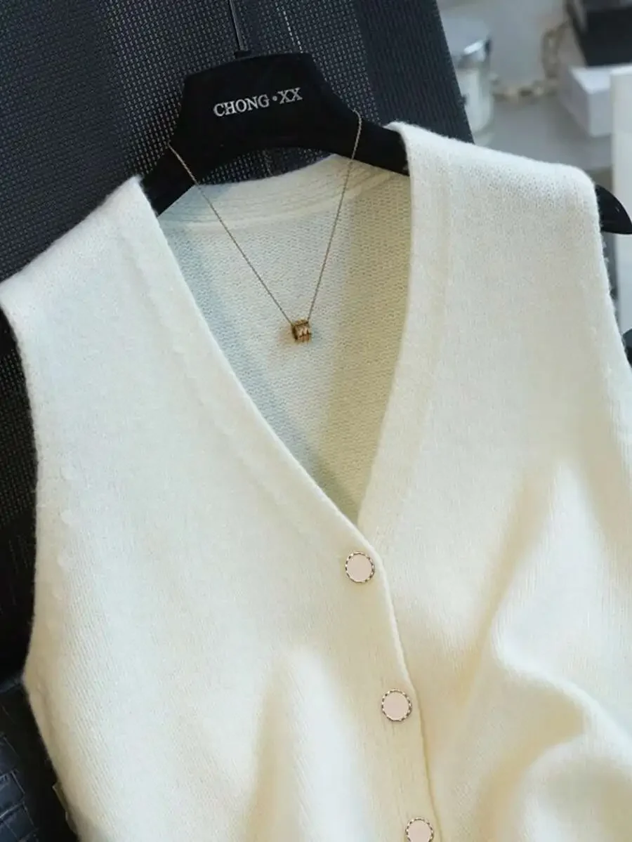 Cream V-Neck Knit Sleeveless Cardigan Vest with Pearl-Style Buttons
Cream V-Neck Knit Sleeveless Cardigan Vest with Pearl-Style Buttons