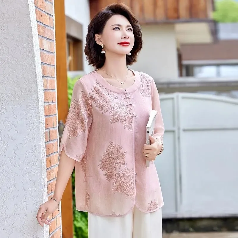 Women's Middle-aged Chinese Style Fake Two-piece Blouse Floral Embroidery Frog Button 3/4 Sleeve Casual Loose Top
Women's Middle-aged Chinese Style Fake Two-piece Blouse Floral Embroidery Frog Button 3/4 Sleeve Casual Loose Top