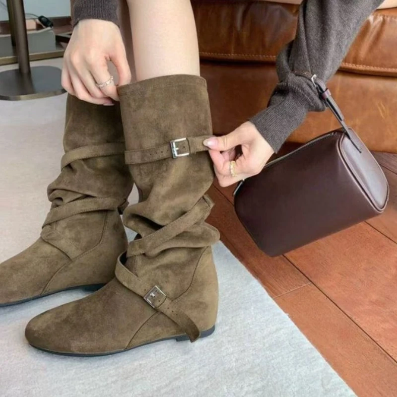 Осенние женские высококачественные нескользящие ботинки до середины икры на плоской подошве, новинка 202, женские повседневные замшевые ботинки, банкетные свадебные ботинки челси
Осенние женские высококачественные нескользящие ботинки до середины икры на плоской подошве, новинка 202, женские повседневные замшевые ботинки, банкетные свадебные ботинки челси