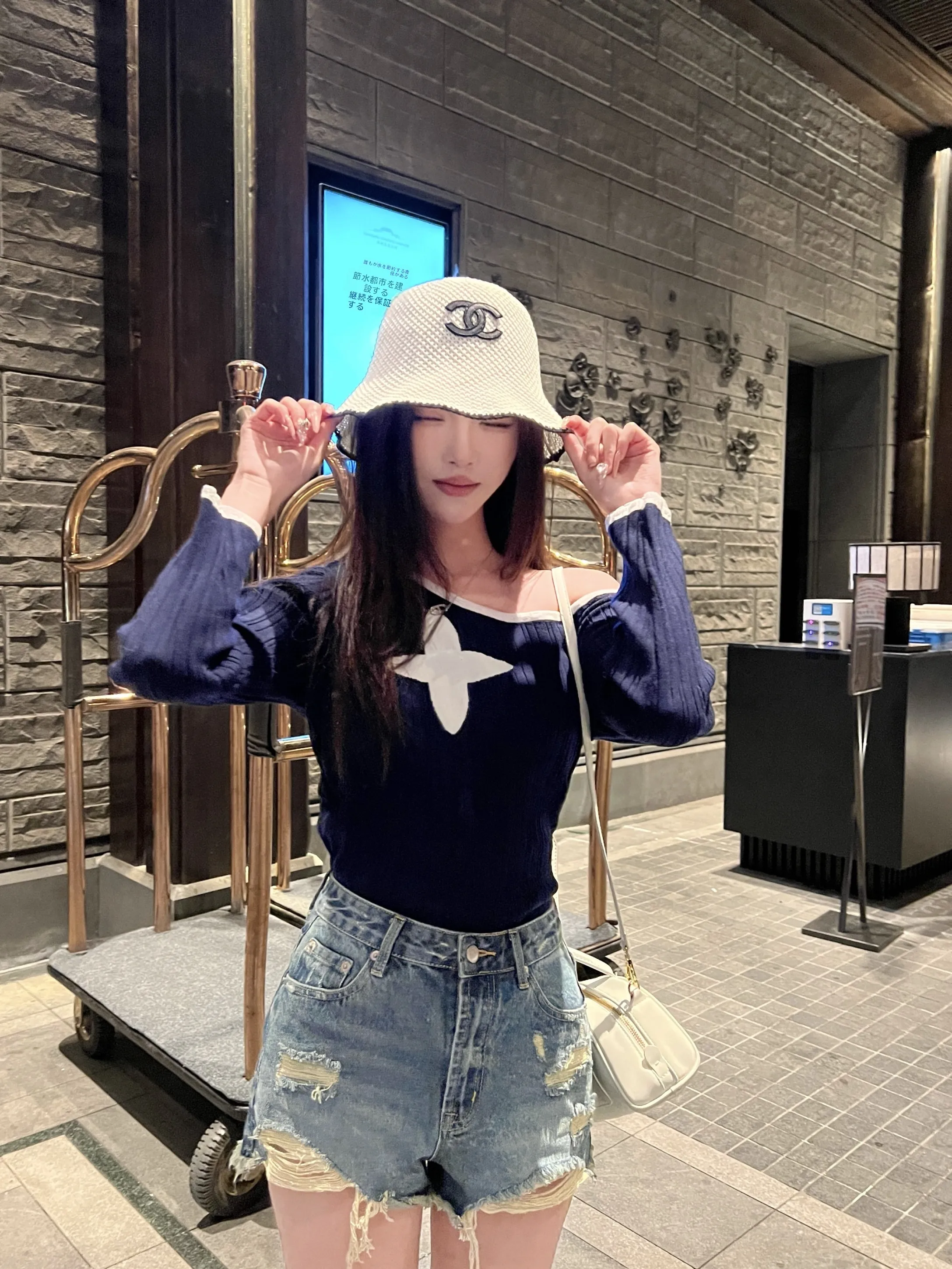Nemowu Love's Eyes Long Sleeve Knitted Top Slim Fit Shoulder Bared Floral Pattern Women's Fashion Winter Season Regular Length
Nemowu Love's Eyes Long Sleeve Knitted Top Slim Fit Shoulder Bared Floral Pattern Women's Fashion Winter Season Regular Length