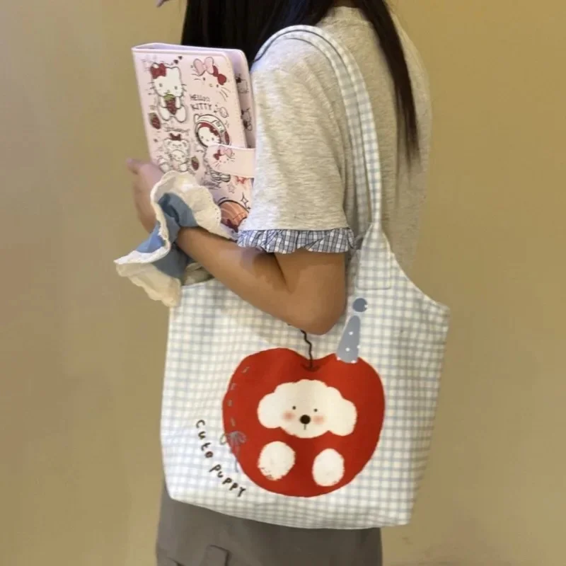 Y2K Apple Plaid Dog Tote Bag Cartoon Printed Velvet Illustration Shoulder Bag Commuting Student Bag High Capacity Zipper Itabag
Y2K Apple Plaid Dog Tote Bag Cartoon Printed Velvet Illustration Shoulder Bag Commuting Student Bag High Capacity Zipper Itabag