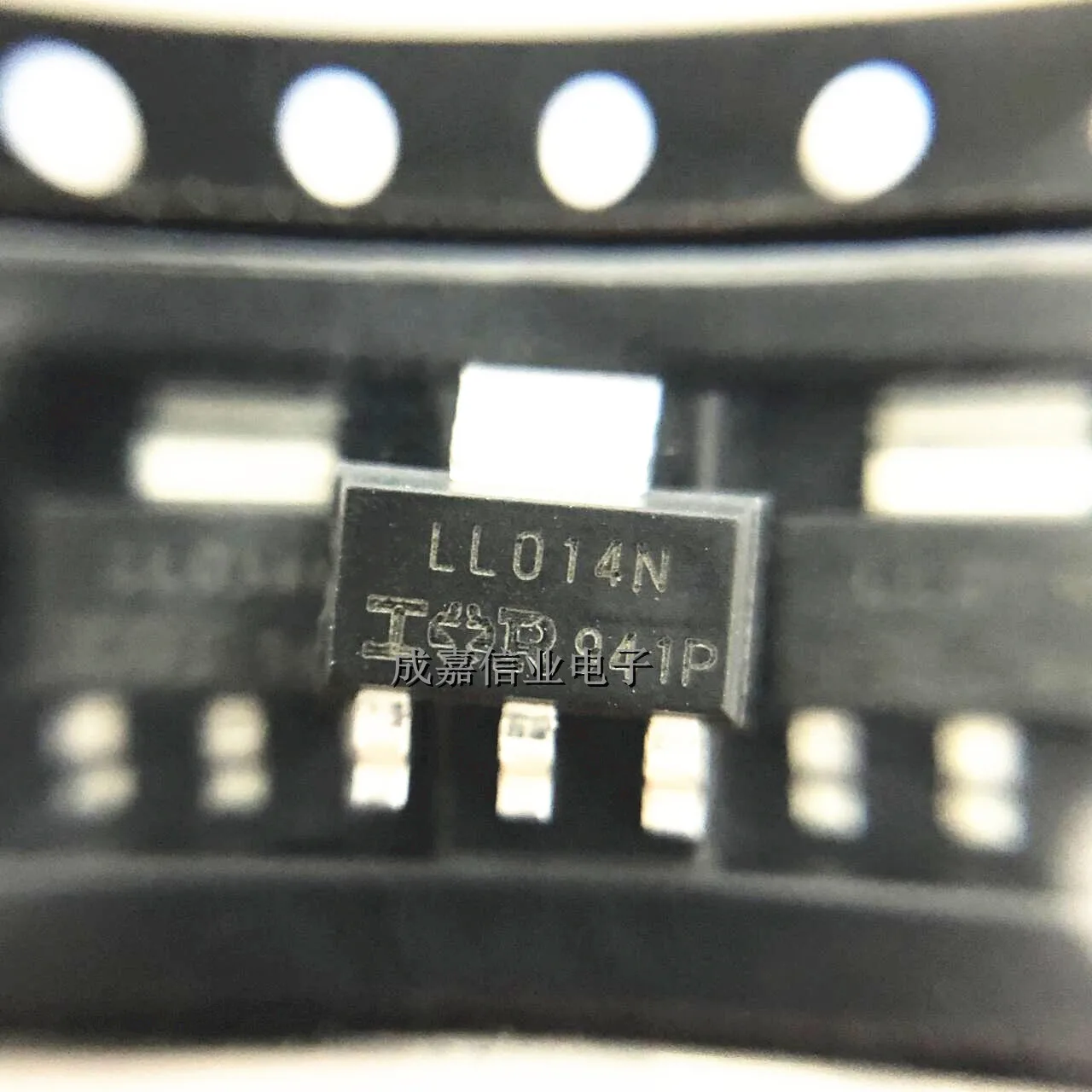 10 шт./лот, маркировка IRLL014NTRPBF SOT-223-4, N-канальный МОП-транзистор LL014N, 55в, 2А, 140 МОМ, 9.5nC, Рабочая температура:- 55 C-+ 150 C
10 шт./лот, маркировка IRLL014NTRPBF SOT-223-4, N-канальный МОП-транзистор LL014N, 55в, 2А, 140 МОМ, 9.5nC, Рабочая температура:- 55 C-+ 150 C