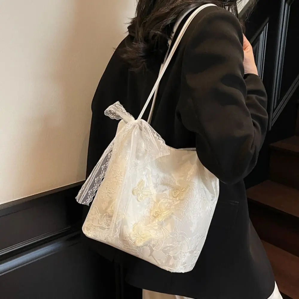 Elegant Chinese Style Shoulder Bag Butterfly with Ribbon Embroidery Tote Bag Trendy Exquisite Hanfu Printing Handbag Wedding
Elegant Chinese Style Shoulder Bag Butterfly with Ribbon Embroidery Tote Bag Trendy Exquisite Hanfu Printing Handbag Wedding