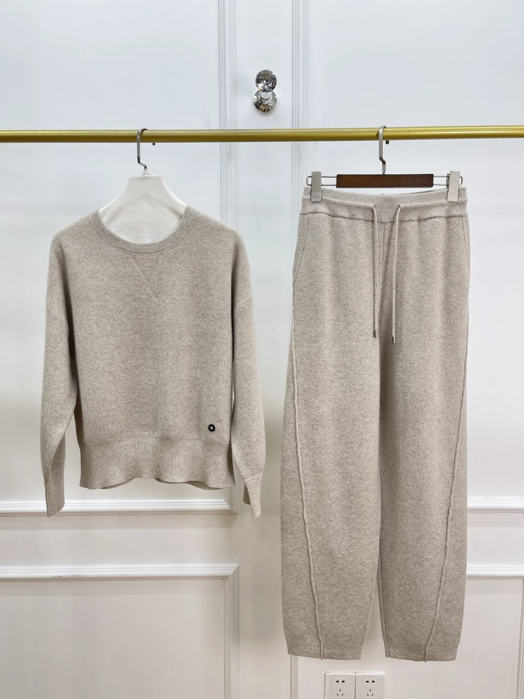 Autumn Women's Knitted 2-Piece Set Long Sleeve O-Neck Sweater + Elastic Waist Straight Pants Casual Female Suit
Autumn Women's Knitted 2-Piece Set Long Sleeve O-Neck Sweater + Elastic Waist Straight Pants Casual Female Suit