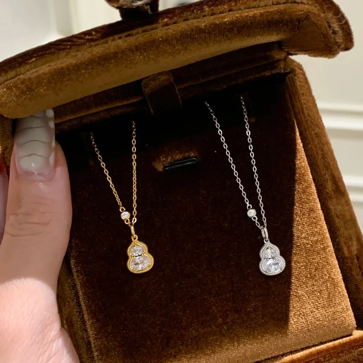 Fulu легкий роскошный кулон из тыквы, модное ожерелье из тыквы с бриллиантами, женская белая цепочка на ключицу, новый универсальный китайский стиль
Fulu легкий роскошный кулон из тыквы, модное ожерелье из тыквы с бриллиантами, женская белая цепочка на ключицу, новый универсальный китайский стиль