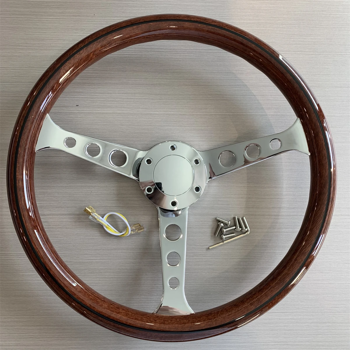 Коричневый автомобильный руль с черными линиями, встроенный игровой руль для модификации звукового сигнала
Коричневый автомобильный руль с черными линиями, встроенный игровой руль для модификации звукового сигнала