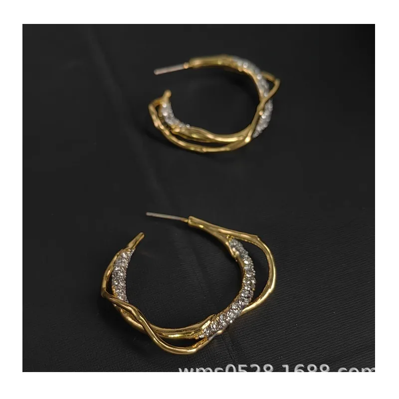 Niche Design Stud Earrings, New Earrings, Gold-plated Two-color Earrings, Needle Earrings, Popular.
Niche Design Stud Earrings, New Earrings, Gold-plated Two-color Earrings, Needle Earrings, Popular.