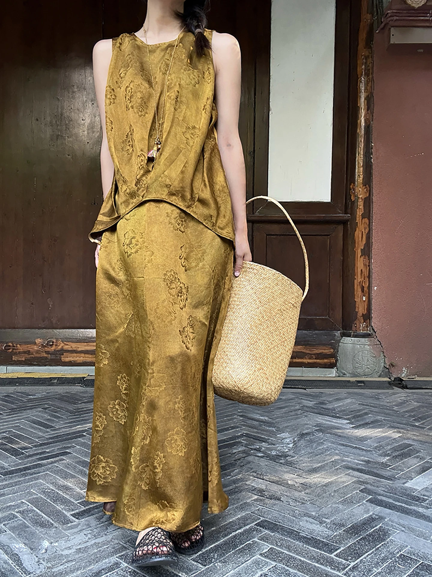 Blue Y Original National Sle Silk Silk Blend Xiangyun a Gold Design Vest Long Skirt Two-Piece Set Summer Faion
Blue Y Original National Sle Silk Silk Blend Xiangyun a Gold Design Vest Long Skirt Two-Piece Set Summer Faion