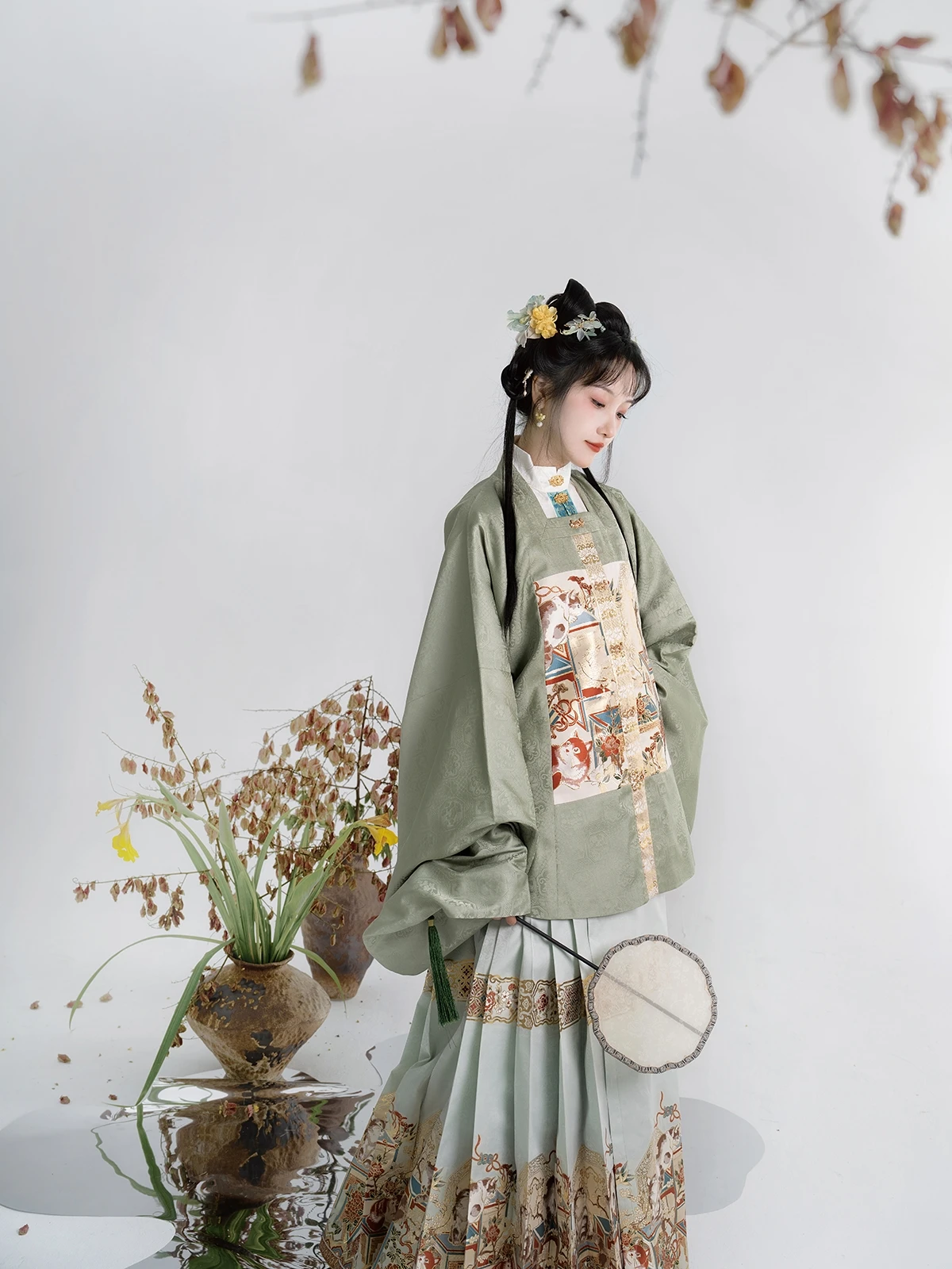 Женский традиционный костюм Ханьфу с квадратным воротником и золотой имитацией цветов от Jiang Zhang, модель Yu Di Huan Chan Patch Ming Sle
Женский традиционный костюм Ханьфу с квадратным воротником и золотой имитацией цветов от Jiang Zhang, модель Yu Di Huan Chan Patch Ming Sle