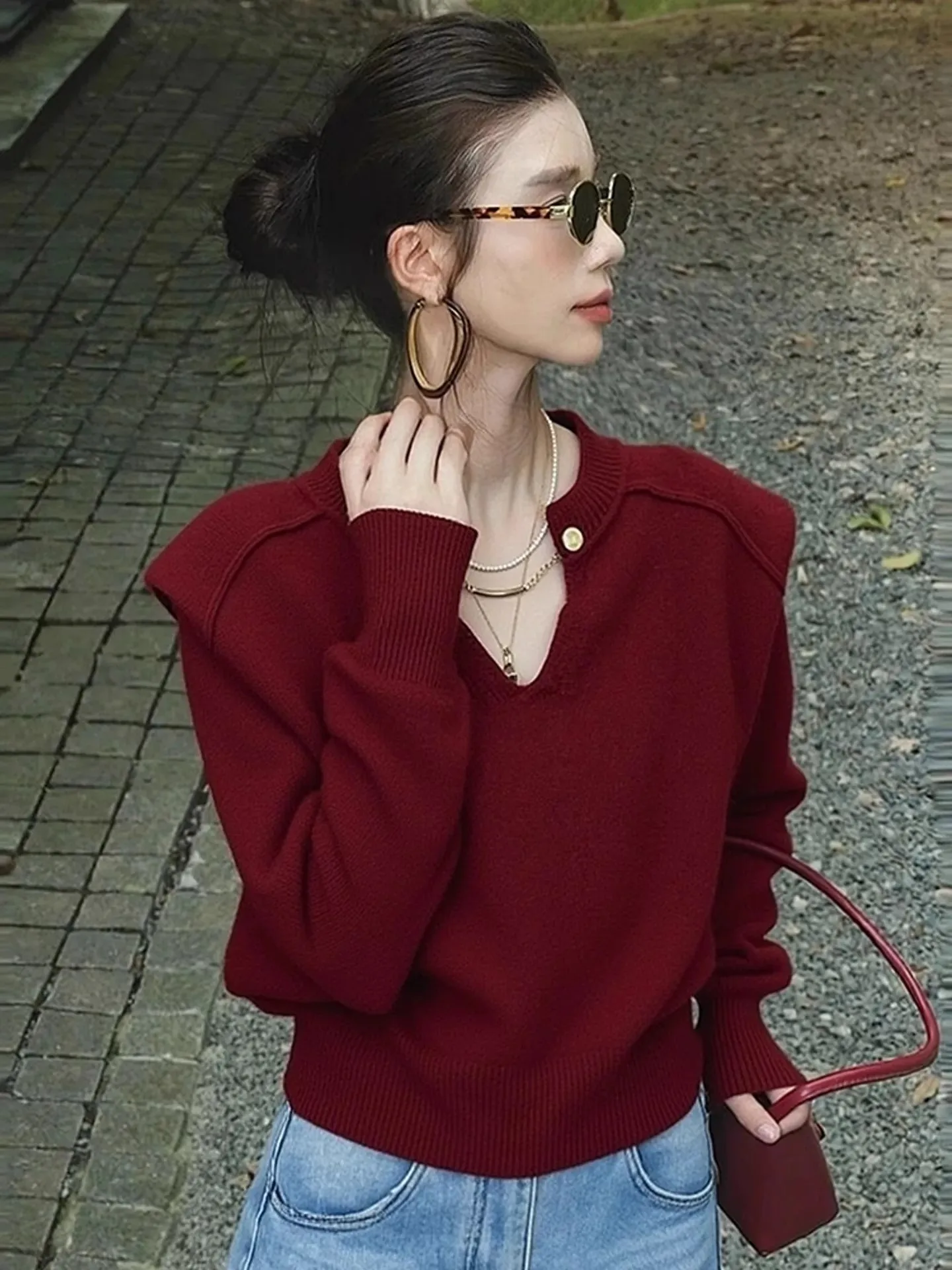 Модный трикотажный джемпер с V-образным вырезом и длинными рукавами, мягкий, универсальный, стройнящий дизайн для женщин, осень-зима, новый стиль, для повседневной носки, стандартный крой.
Модный трикотажный джемпер с V-образным вырезом и длинными рукавами, мягкий, универсальный, стройнящий дизайн для женщин, осень-зима, новый стиль, для повседневной носки, стандартный крой.