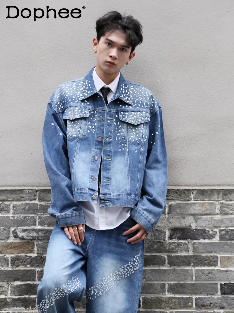 2025 мужские осенние модные джинсовые куртки со стразами, свободные удобные стеганые плечи, универсальные модные куртки, брюки, комплекты из двух предметов
2025 мужские осенние модные джинсовые куртки со стразами, свободные удобные стеганые плечи, универсальные модные куртки, брюки, комплекты из двух предметов