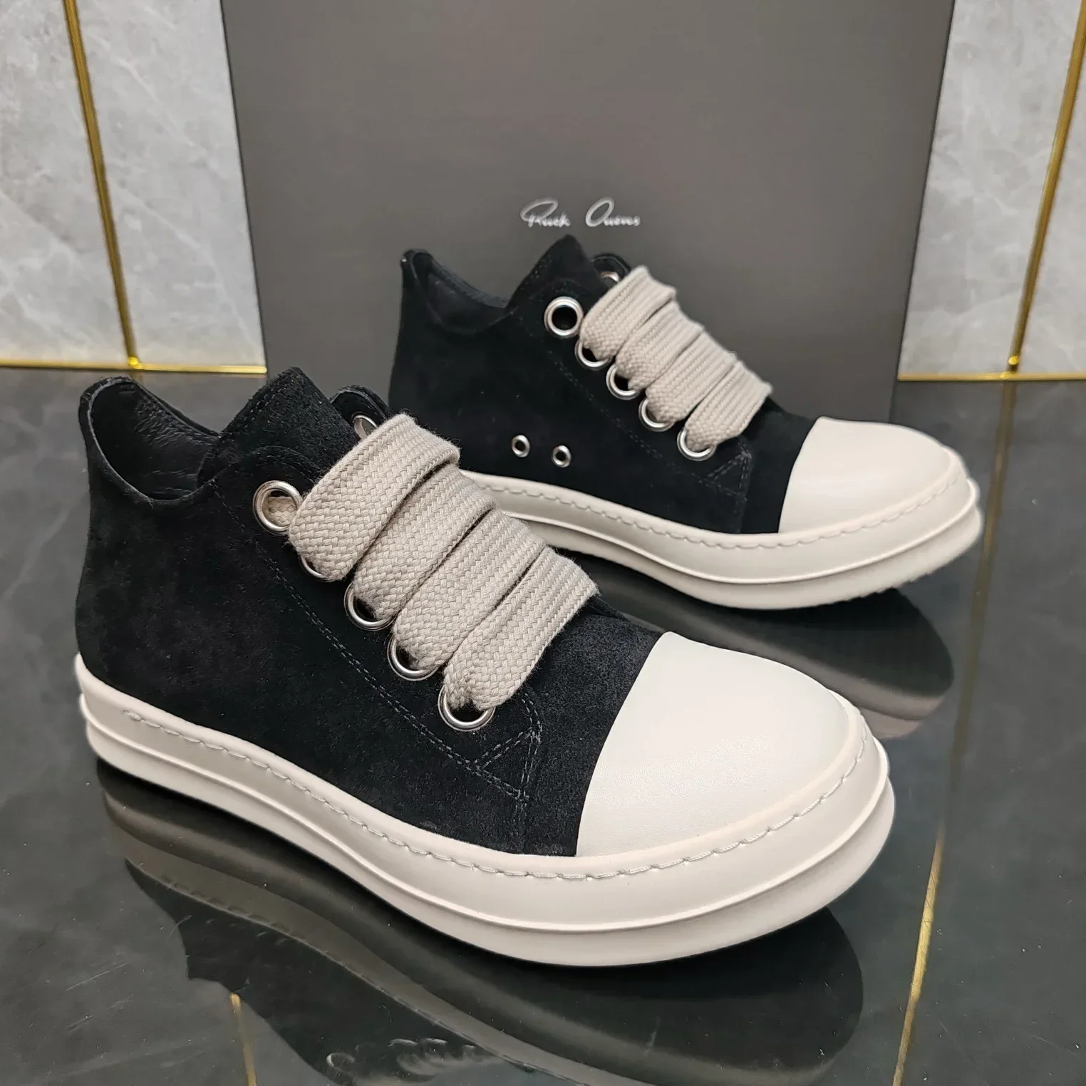 2005 New Ro shoes black suede matte leather casual shoes low-cut thick shoelaces student owens shoes Joker couple shoes.
2005 New Ro shoes black suede matte leather casual shoes low-cut thick shoelaces student owens shoes Joker couple shoes.