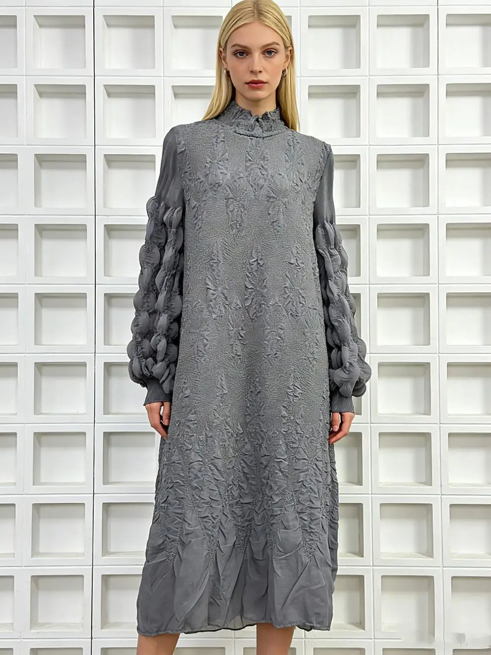 High Quality Fold Embroidery Dresses Spring Women Stand Collar Lantern Sleeve Dress Autumn High Waist Pullover Knee Length Dress
High Quality Fold Embroidery Dresses Spring Women Stand Collar Lantern Sleeve Dress Autumn High Waist Pullover Knee Length Dress