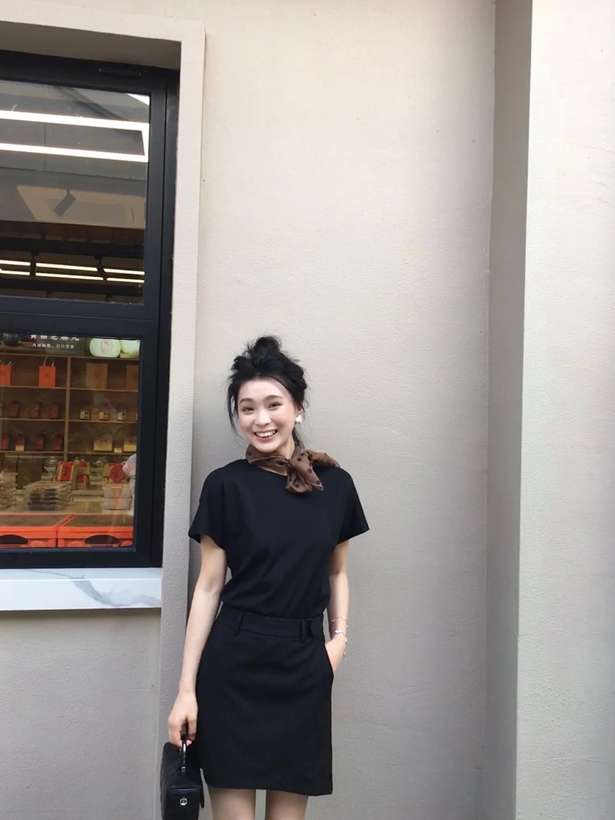 Женская летняя универсальная футболка Bla ort Sve T-irt высокого качества с дизайном, скрывающим руки, простой и элегантный фасон от Huang Liang Elovey
Женская летняя универсальная футболка Bla ort Sve T-irt высокого качества с дизайном, скрывающим руки, простой и элегантный фасон от Huang Liang Elovey