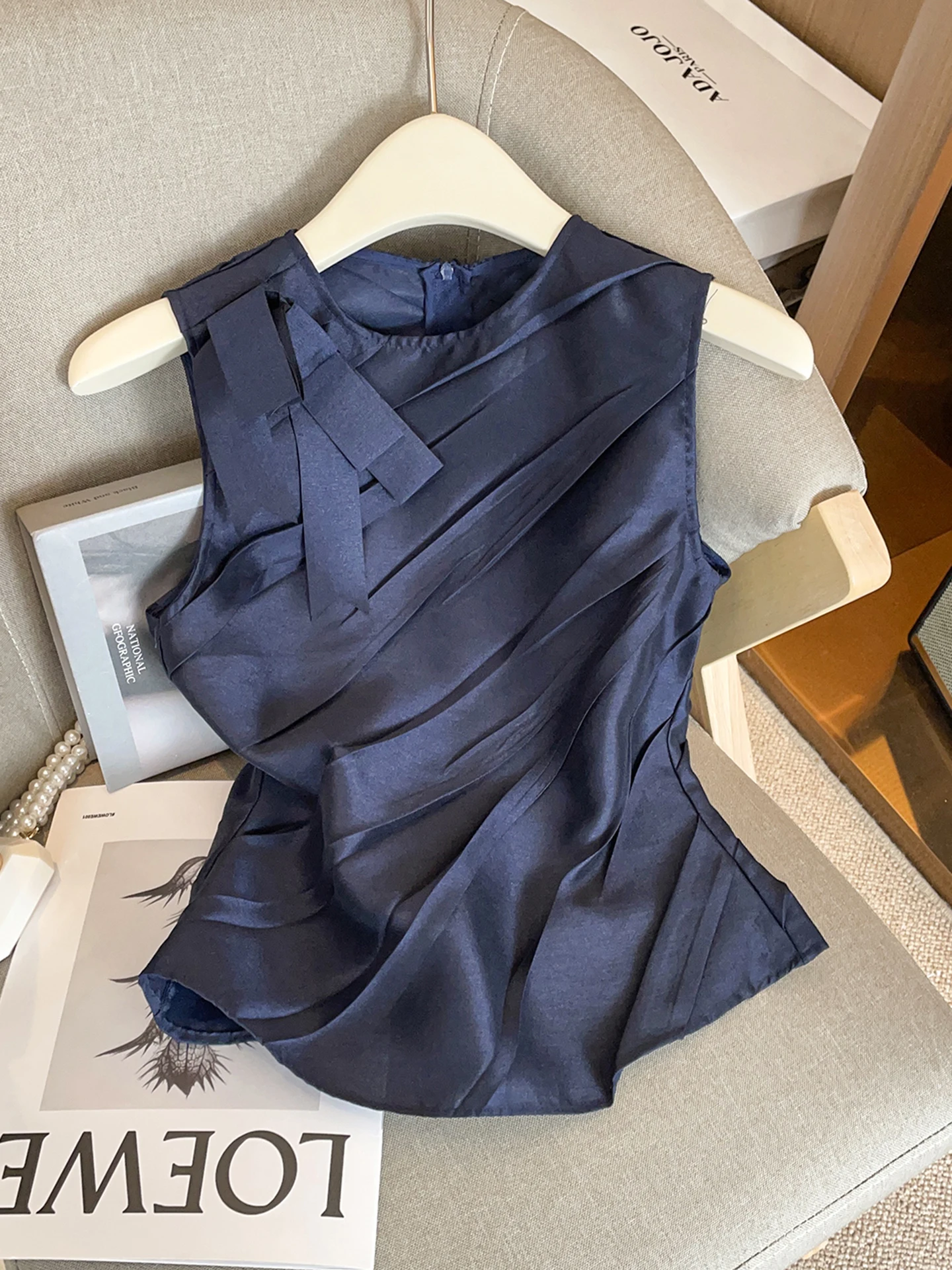 High-End Women's Faion Design Sensation Autumn Winter New Sle Svel Vest Top Ele Pleated Casual French Sle Pol...
High-End Women's Faion Design Sensation Autumn Winter New Sle Svel Vest Top Ele Pleated Casual French Sle Pol...