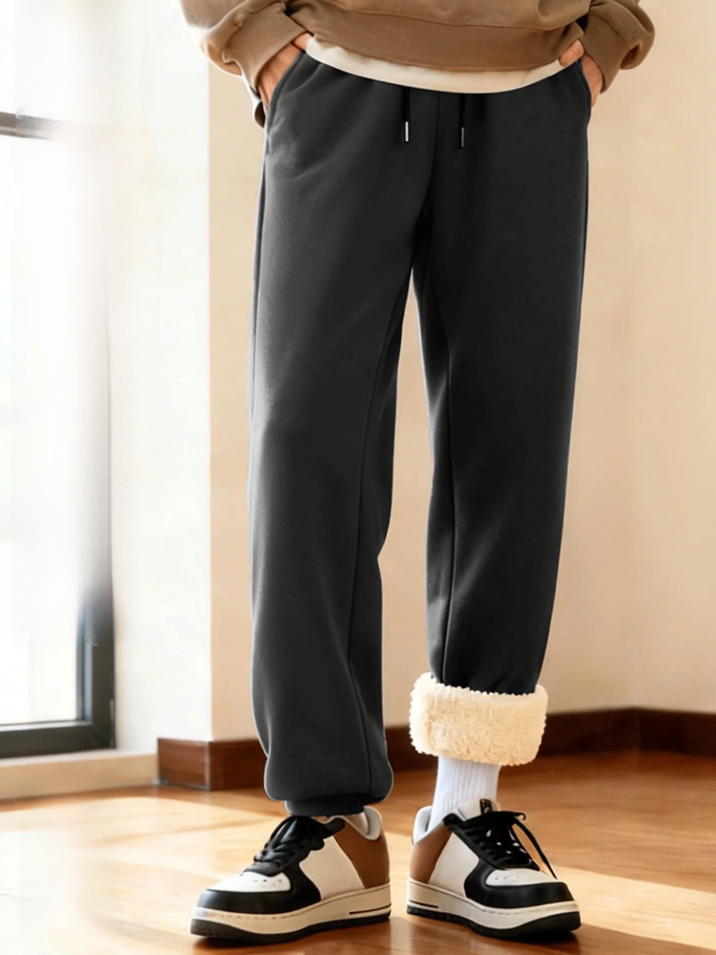 Мужские зимние утепленные брюки из овечьего флиса, свободного кроя, с глубокой посадкой на талии, повседневные спортивные штаны для мужчин
Мужские зимние утепленные брюки из овечьего флиса, свободного кроя, с глубокой посадкой на талии, повседневные спортивные штаны для мужчин