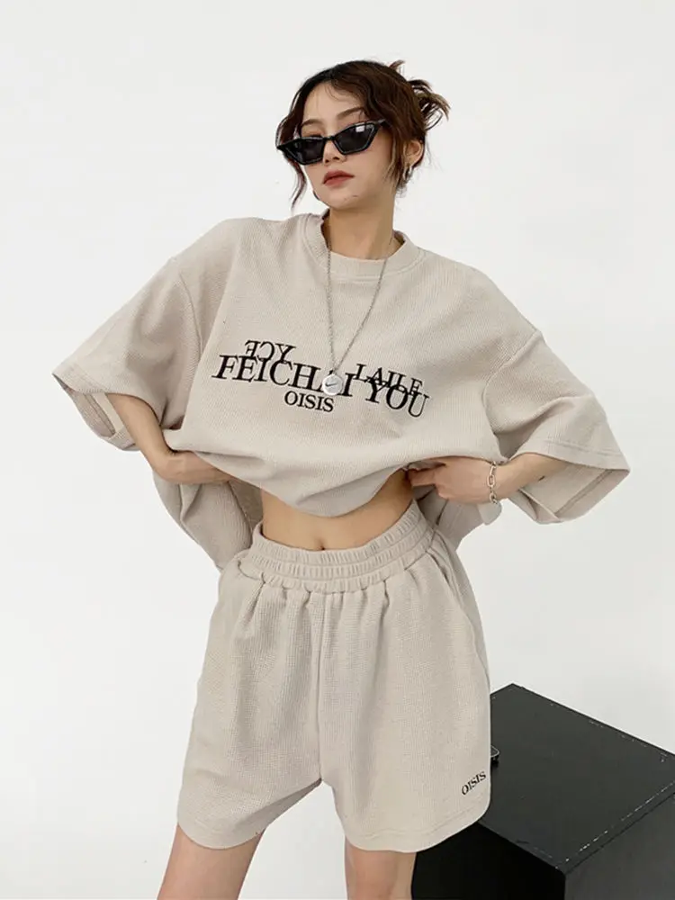 Fashionable Loose Korean Style Two-piece Activewear Set for Women Short-sleeve Top and Shorts Running Outfit Sporty and Casual
Fashionable Loose Korean Style Two-piece Activewear Set for Women Short-sleeve Top and Shorts Running Outfit Sporty and Casual