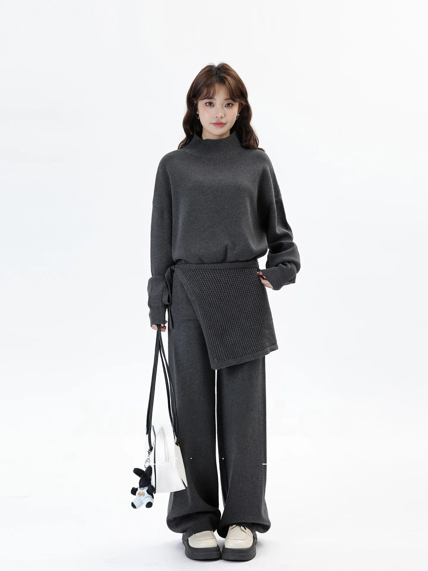 Комплект из двух предметов: вязаный свитер с эффектом похудения и брюки с широкими штанинами, повседневный зимний модный женский ансамбль
Комплект из двух предметов: вязаный свитер с эффектом похудения и брюки с широкими штанинами, повседневный зимний модный женский ансамбль