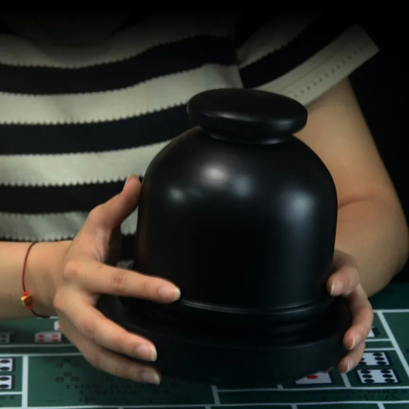 Bet on the size of the wooden dice cup, Sic Bo rubber pad, tablecloth, and dice shaker.
Bet on the size of the wooden dice cup, Sic Bo rubber pad, tablecloth, and dice shaker.