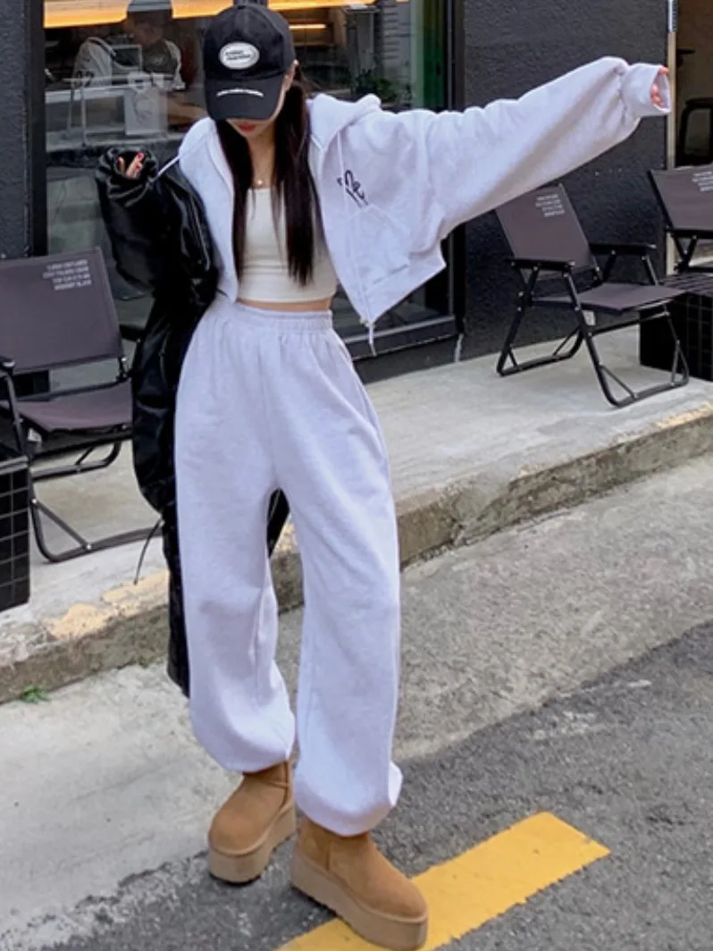 Women's Winter Fleece Lined Zipper Hoodie Short Sportswear Set High Waist Casual Sweatpants Graffiti Letter Print Two Piece Suit
Women's Winter Fleece Lined Zipper Hoodie Short Sportswear Set High Waist Casual Sweatpants Graffiti Letter Print Two Piece Suit