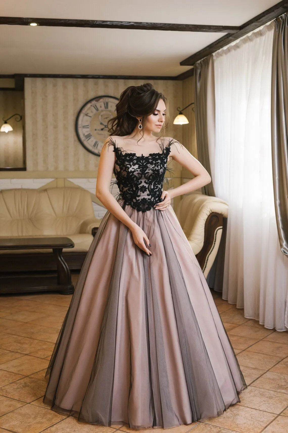 Black Evening Dresses Champagne Beading Lace Applique Feather Sheer Neck Ball Gown Evening Party Gown Women Special Occasion
Black Evening Dresses Champagne Beading Lace Applique Feather Sheer Neck Ball Gown Evening Party Gown Women Special Occasion
