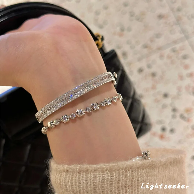 French Retro Zircon Clasp Bracelet Gold Plated Adjustable Bangle for Women Vintage-Inspired Elegant Jewelry Luxury Gift Idea
French Retro Zircon Clasp Bracelet Gold Plated Adjustable Bangle for Women Vintage-Inspired Elegant Jewelry Luxury Gift Idea