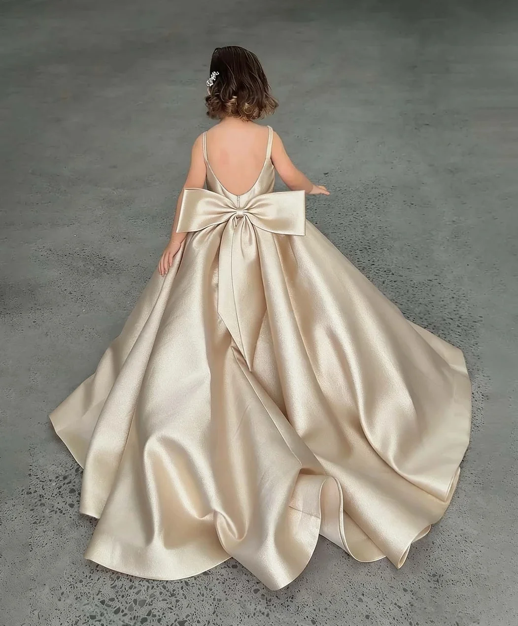 Custom Luxury Sleeveless Pleated Satin Flower Girl Dress Wedding Gown for Kids Birthday Party Pageant Runway Formal Wear
Custom Luxury Sleeveless Pleated Satin Flower Girl Dress Wedding Gown for Kids Birthday Party Pageant Runway Formal Wear