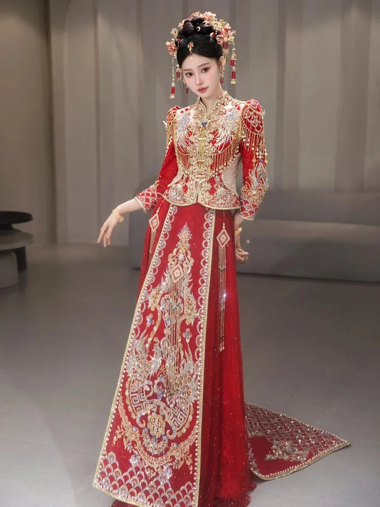 The luxurious and form-fitting bride's toasting dress wedding gown with a tail-end heavy industry
The luxurious and form-fitting bride's toasting dress wedding gown with a tail-end heavy industry
