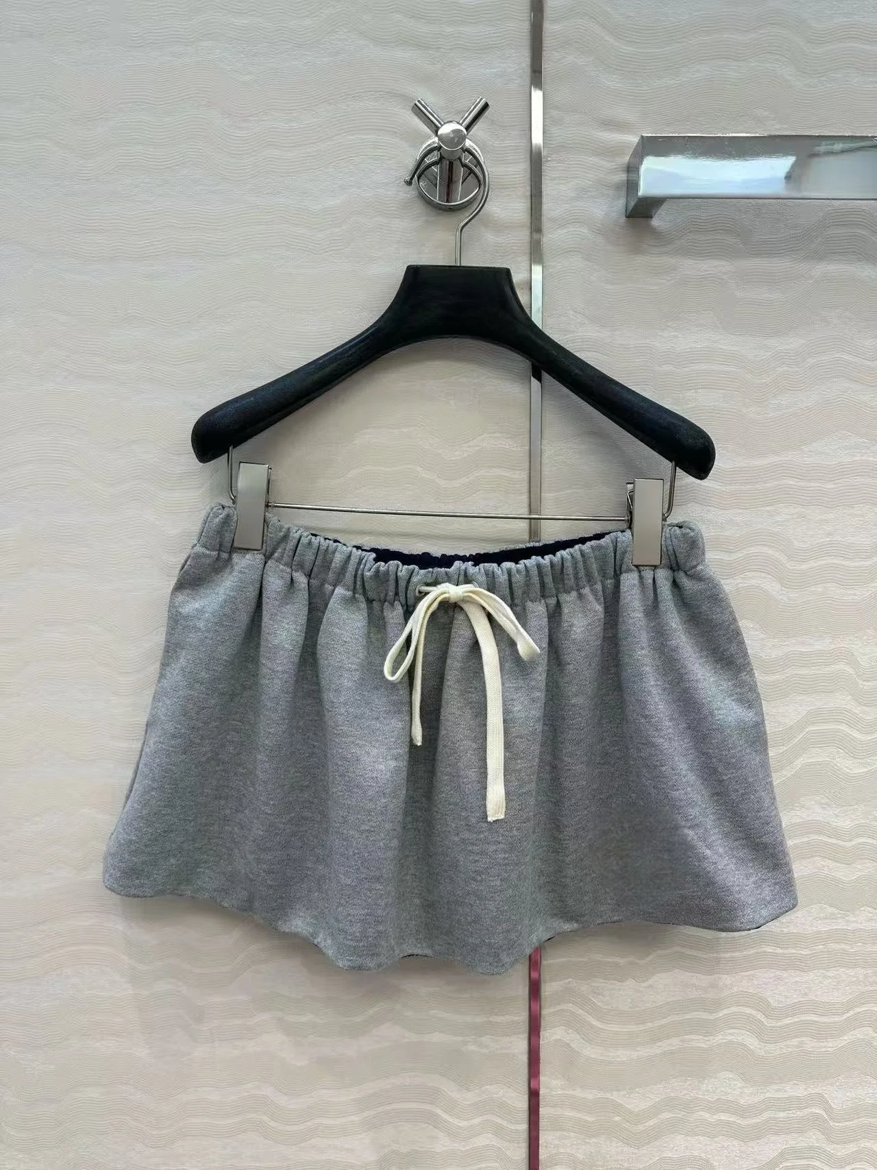 2025 Summer New Intellectual Style Double-sided Wearable Flower Bud Fluffy Ultra Short Half Skirt Retro Sweet Girl Outfit
2025 Summer New Intellectual Style Double-sided Wearable Flower Bud Fluffy Ultra Short Half Skirt Retro Sweet Girl Outfit