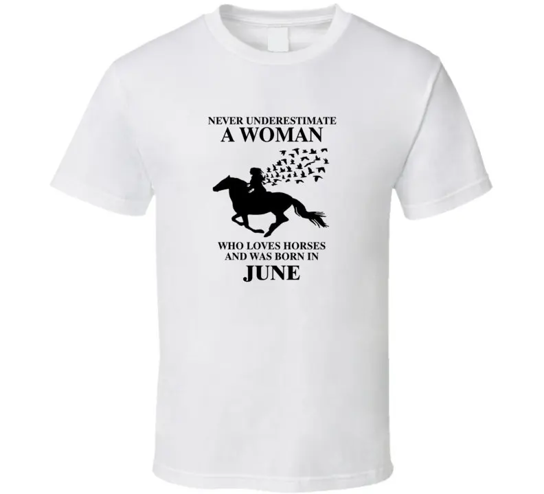 Никогда не недооценивайте женщину, которая любит лошади и родился в июнь. Крутая футболка для любителей животных.
Никогда не недооценивайте женщину, которая любит лошади и родился в июнь. Крутая футболка для любителей животных.