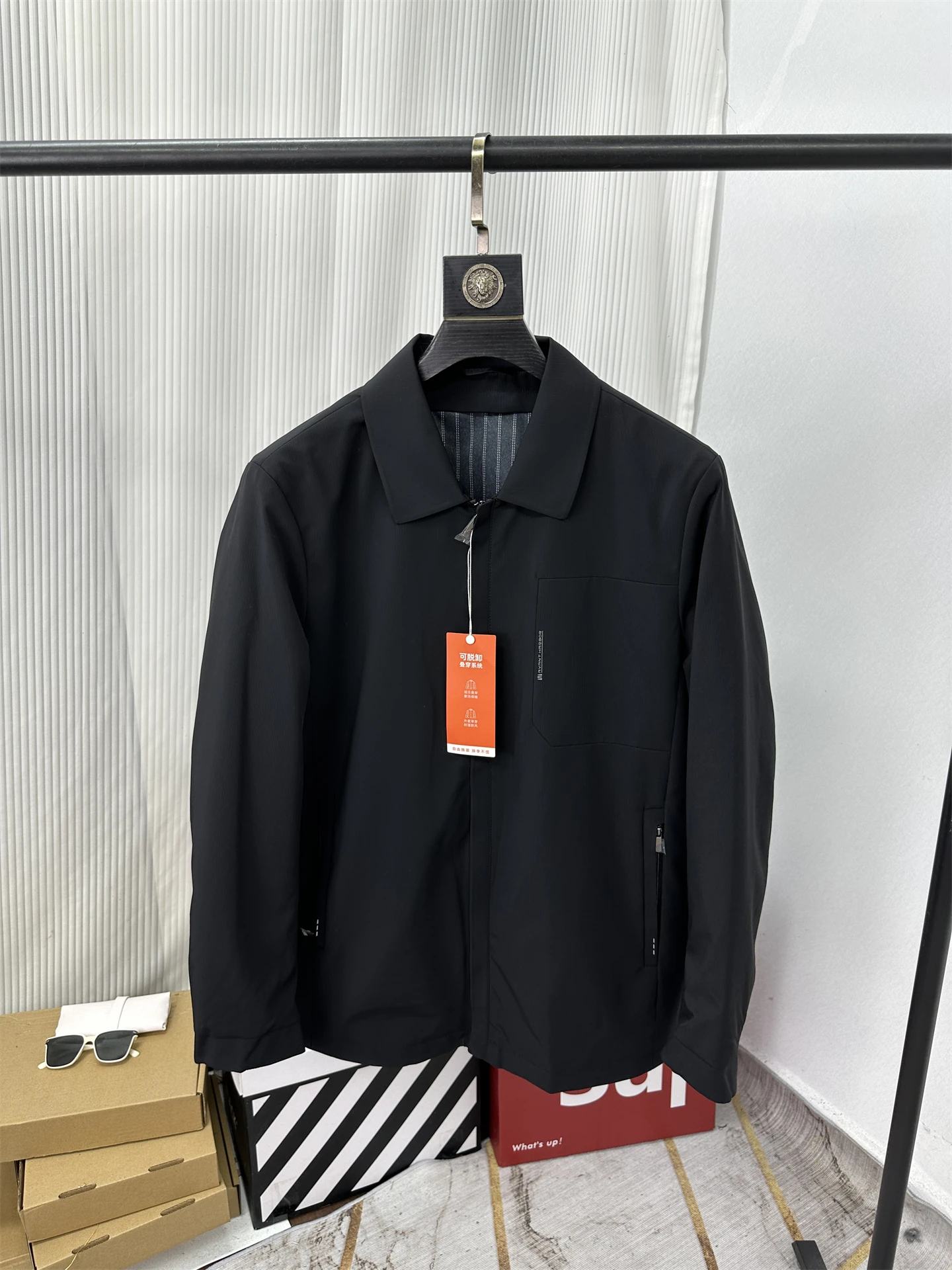 Съемный внутренний вкладыш! Мужская повседневная куртка-пуховик с отложным воротником и хлопковым наполнителем, универсальная модель для поездок на работу.
Съемный внутренний вкладыш! Мужская повседневная куртка-пуховик с отложным воротником и хлопковым наполнителем, универсальная модель для поездок на работу.